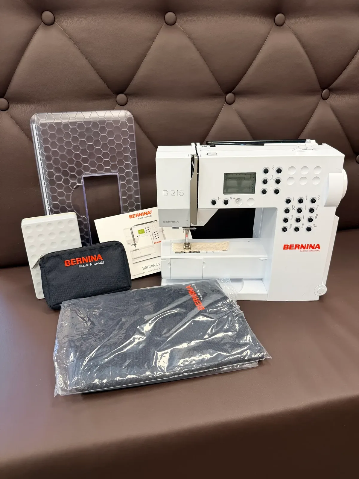Bernina B215 begagnad med bord och huv